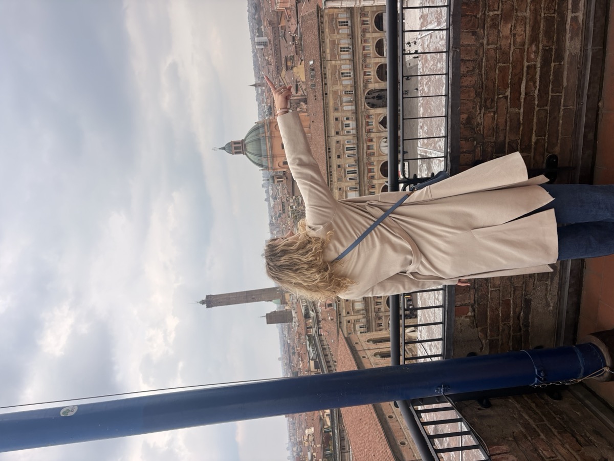 Nova pointing at the skyline