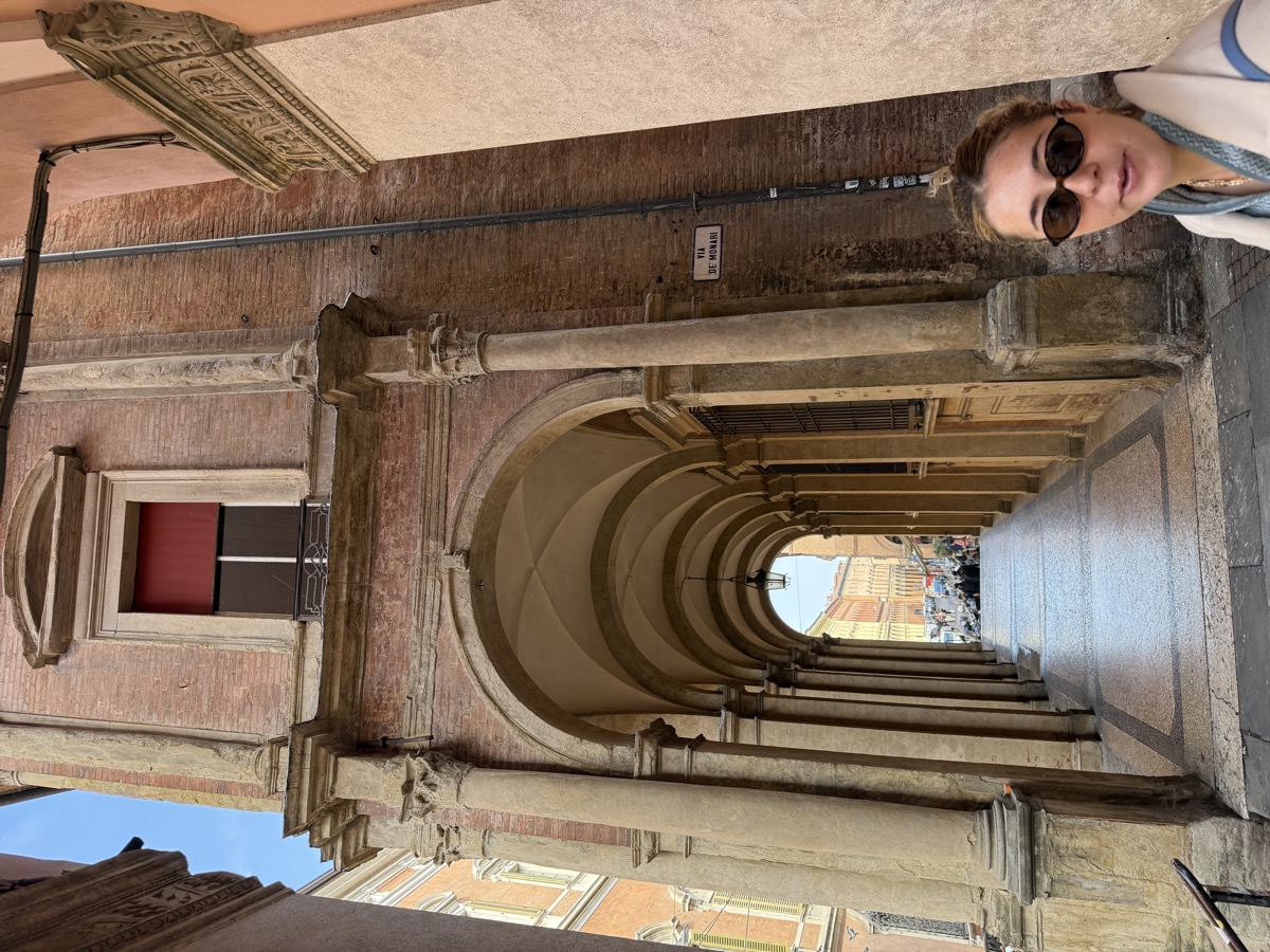 Nova under the porticoes